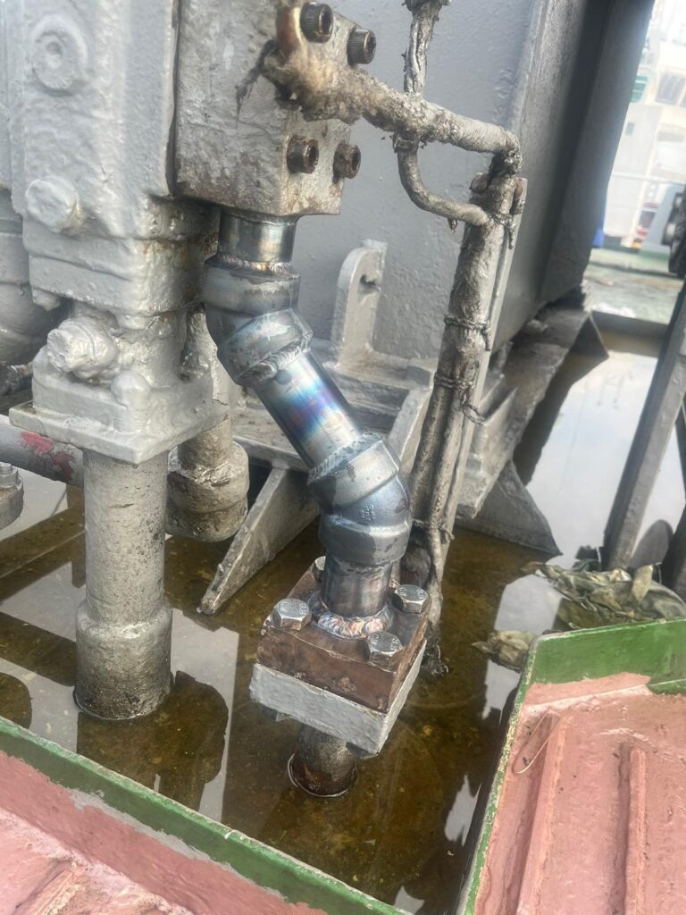 Hydrauliek leidingen vervangen vrachtschip Antwerpen