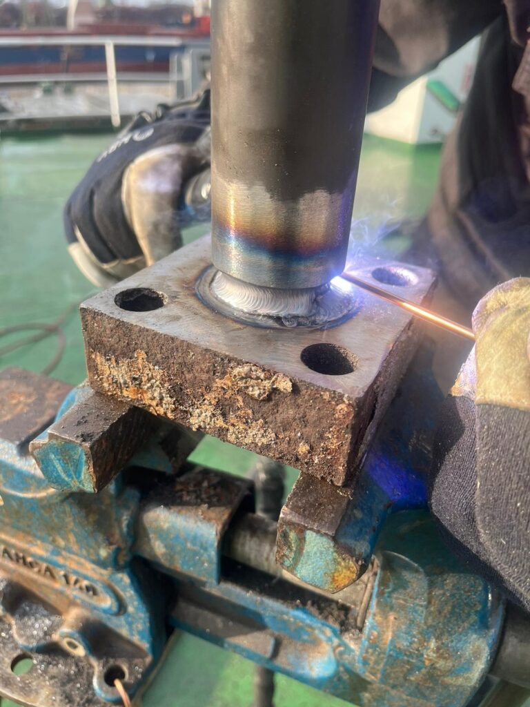 Hydrauliek leidingen vervangen vrachtschip Antwerpen